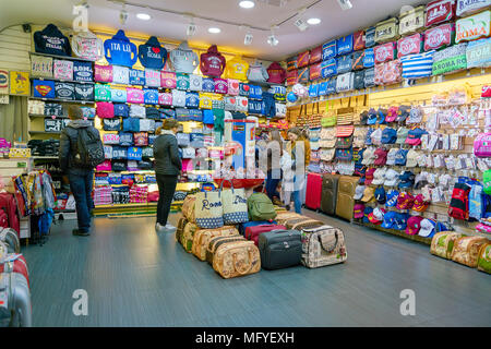 Rom, Italien, ca. November 2017: In einem Store in Rom. Stockfoto