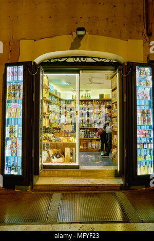 Rom, Italien, ca. November 2017: ein Lebensmittelgeschäft in Rom. Stockfoto