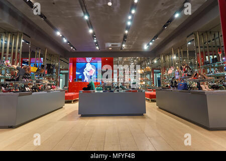 Singapur - November 08, 2015: das Innere von Kurt Geiger store am Shoppes in Marina Bay Sands. Kurt Geiger ist eine britische Fußbekleidungeinzelhändler. Stockfoto