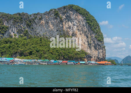 Über die Gewässer der Bucht von Phang Nga in der Andaman See wir ein Fischerdorf am Fuß eines Berges in Thailand gebaut siehe Stockfoto