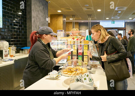 Rom, Italien, ca. November 2017: McCafe Kaffeehaus in Rom Stockfoto