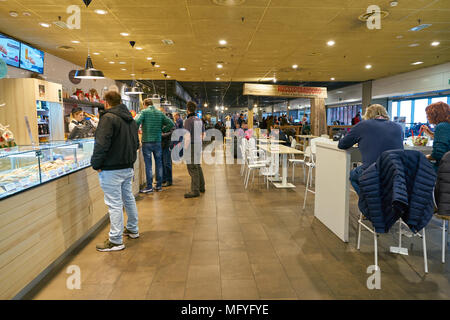 Mailand Malpensa ITALIEN - ca. November 2017: Food Court am Flughafen Milano-Malpensa. Stockfoto