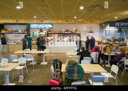 Mailand Malpensa ITALIEN - ca. November 2017: Food Court am Flughafen Milano-Malpensa. Stockfoto