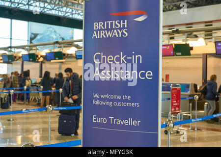 Mailand Malpensa ITALIEN - ca. November 2017: British Airways Check-in-Bereich in Mailand-malpensa Flughafen, Terminal 1. Stockfoto