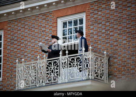 Akteure im kolonialen Kostüm Lesen einer Verkündigung auf dem Capitol Building Balkon, Colonial Williamsburg Virginia Stockfoto