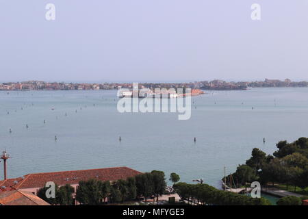 Panoramablick vom Kirchturm der Kirche Chiesa di San Giorgio Maggiore in Richtung San Servolo und Lido, Venedig, Italien, Europa Stockfoto