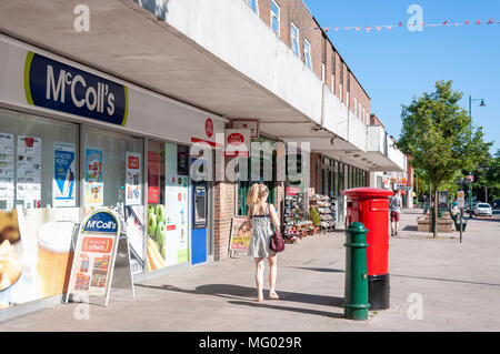 Die Geschäfte in der Station Road, New Milton, Hampshire, England, Vereinigtes Königreich Stockfoto