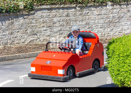 Junge Auto an Lego City Fahrschule, Legoland Windsor, Windsor, Berkshire, England, Vereinigtes Königreich Stockfoto