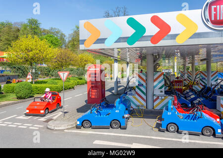 Junge Mädchen fahren Auto an Lego City Fahrschule, Legoland Windsor, Windsor, Berkshire, England, Vereinigtes Königreich Stockfoto