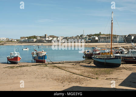 Yachten und Boote in St Mary's Hafen mit Hughtown und Stadt Strand im Hintergrund. Sonnigen Tag mit blauem Meer und Himmel. Stockfoto