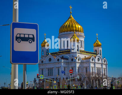 Moskau, Russland - April, 24, 2018: Im freien Blick auf informative Zeichen der Bushaltestelle mit russisch-orthodoxe Kathedrale, der Tempel von Christus dem Erlöser hinter Stockfoto