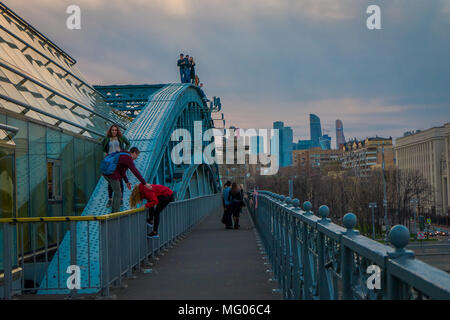 Moskau, Russland - April, 24, 2018: Unbekannter Menschen klettern und die Bilder von der Spitze von andrejewski Brücke für Fußgänger, die Moskauer Flusses Stockfoto