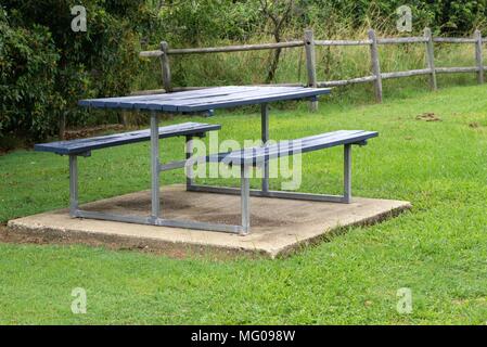 Holzbank und hölzernen Tisch in Park in Australien. Stockfoto