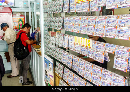 Mexiko-Stadt, Mexikanisch, Hispanic, historisches Zentrum, Calle Bolivar, nationales Lotteriegeschäft, Tickets, Fenster, Männer männlich, Display MX180305072 Stockfoto