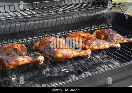 BBQ Chicken Schenkel und Bein Viertel auf dem Grill für das Abendessen am Sonntag Stockfoto