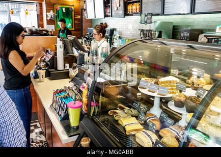 Mexiko-Stadt, mexikanisch, lateinamerikanisch, lateinamerikanisch, ethnisch, historisches Zentrum, Calle Bolivar, Starbucks-Kaffee, Café, Kassierer, Kunde, adul Stockfoto