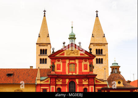 St. George's Basilika, ist das älteste erhaltene Gebäude der Kirche innerhalb der Prager Burg, Prag, Tschechische Republik. Stockfoto