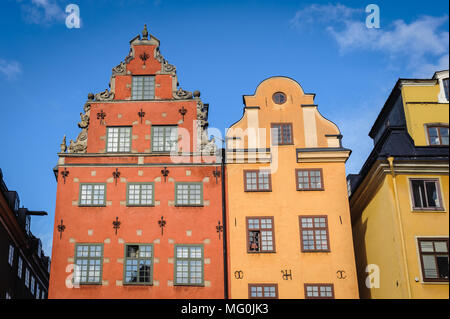 Rote und gelbe ikonischen Gebäude am Stortorget, einem kleinen öffentlichen Platz in Gamla Stan, der Altstadt im Zentrum von Stockholm, Schweden. Stockfoto