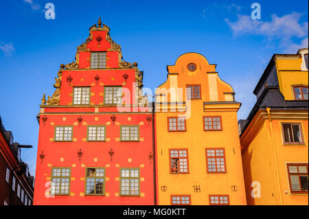 Rote und gelbe ikonischen Gebäude am Stortorget, einem kleinen öffentlichen Platz in Gamla Stan, der Altstadt im Zentrum von Stockholm, Schweden. Stockfoto