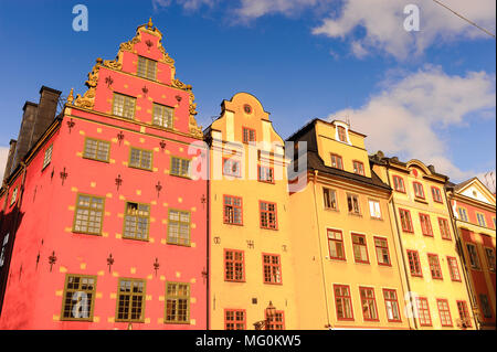 Rote und gelbe ikonischen Gebäude am Stortorget, einem kleinen öffentlichen Platz in Gamla Stan, der Altstadt im Zentrum von Stockholm, Schweden. Stockfoto