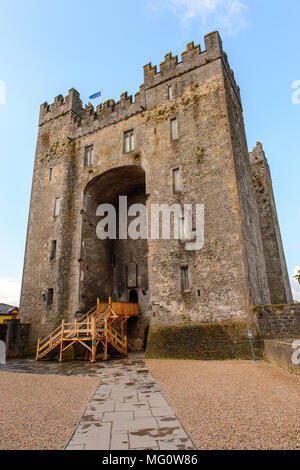 Bunratty Castle (Schloss an der Mündung des Ratty), ein aus dem 15. Jahrhundert Tower House in der Grafschaft Clare, Irland. National Monument von Irland Stockfoto