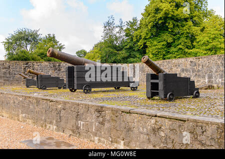 Kanonen auf Bunratty Castle (Schloss an der Mündung des Ratty), ein aus dem 15. Jahrhundert Tower House in der Grafschaft Clare, Irland. National Monument von Irland Stockfoto