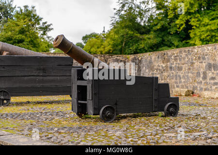 Kanonen auf Bunratty Castle (Schloss an der Mündung des Ratty), ein aus dem 15. Jahrhundert Tower House in der Grafschaft Clare, Irland. National Monument von Irland Stockfoto