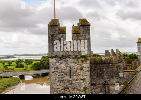 Bunratty Castle (Schloss an der Mündung des Ratty), ein aus dem 15. Jahrhundert Tower House in der Grafschaft Clare, Irland. National Monument von Irland Stockfoto