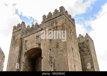 Bunratty Castle (Schloss an der Mündung des Ratty), ein aus dem 15. Jahrhundert Tower House in der Grafschaft Clare, Irland. National Monument von Irland Stockfoto