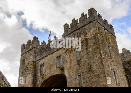 Bunratty Castle (Schloss an der Mündung des Ratty), ein aus dem 15. Jahrhundert Tower House in der Grafschaft Clare, Irland. National Monument von Irland Stockfoto