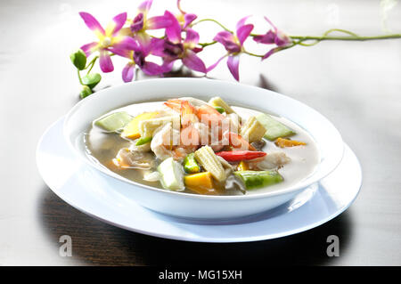 Suppe mit Garnelen und Gemüse Stockfoto