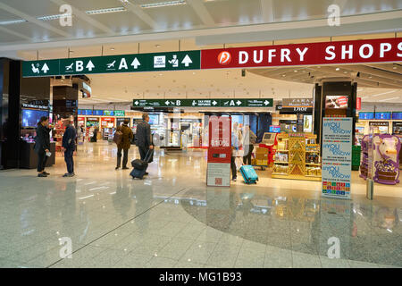 Mailand Malpensa ITALIEN - ca. November 2017: inside Milan-Malpensa Airport. Stockfoto