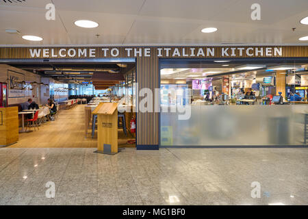 Mailand Malpensa ITALIEN - ca. November 2017: Küche Chef am Flughafen Milano-Malpensa. Stockfoto