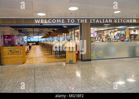 Mailand Malpensa ITALIEN - ca. November 2017: Küche Chef am Flughafen Milano-Malpensa. Stockfoto