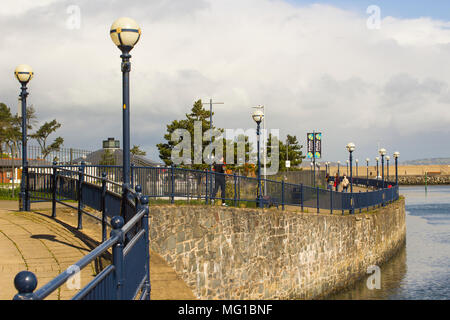 26. April 2018 Die öffentlichen Fußweg mit Blick auf die allseits beliebten boating Marina in Bangor Grafschaft unten in Nordirland über einen hellen und ruhigen Frühjahr mo Stockfoto