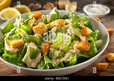 Köstliche Caesar Salat mit Parmesan Käse, hausgemachte Croutons und Dressing. Stockfoto