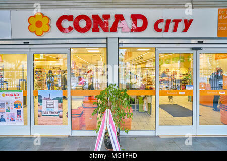 Rom, Italien, ca. November 2017: Conad Supermarkt in Rom. Stockfoto