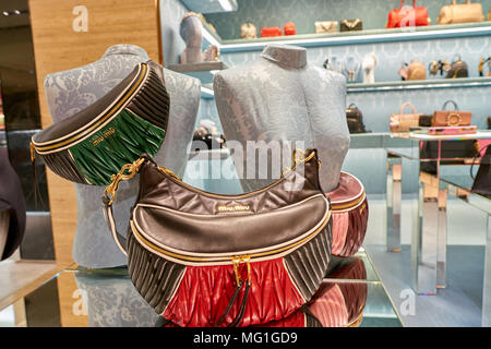 Rom, Italien, ca. November 2017: Miu Miu Taschen sitzen auf einem zweiten Flagship Store von Rinascente in Rom. Stockfoto