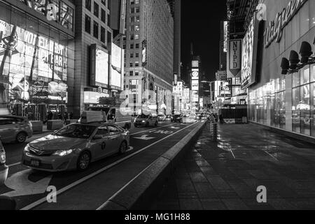 Gelbe Taxis in Times Square, New York, NY Stockfoto