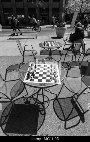 Schach Spiel auf einem Bürgersteig Stockfoto