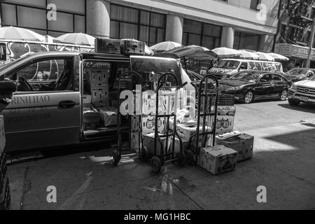 NYC Street steht Produzieren Stockfoto