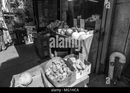 NYC Street steht Produzieren Stockfoto