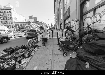 Straße Schoß von Menschen verkaufen Taschen und Uhren, NYC Manhattan Stockfoto