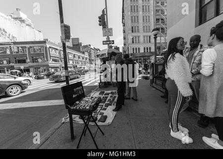 Straße Schoß von Menschen verkaufen Taschen und Uhren, NYC Manhattan Stockfoto