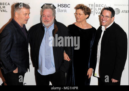 NEW YORK, NY - 21. April: Alec Baldwin, Tom Hulce, Annette Bening und Michael Mayer die Premiere von "Die Möwe" teilnehmen, während die 2018 Tribeca Film F Stockfoto