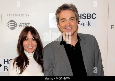 NEW YORK, NY - 21. April: Leslie Urdang und Jon Tenney die Premiere von "Die Möwe" während des Tribeca Film Festival 2018 BMCC Tribeca PAC o Teilnehmen Stockfoto