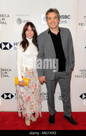 NEW YORK, NY - 21. April: Leslie Urdang und Jon Tenney die Premiere von "Die Möwe" während des Tribeca Film Festival 2018 BMCC Tribeca PAC o Teilnehmen Stockfoto