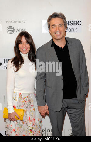 NEW YORK, NY - 21. April: Leslie Urdang und Jon Tenney die Premiere von "Die Möwe" während des Tribeca Film Festival 2018 BMCC Tribeca PAC o Teilnehmen Stockfoto