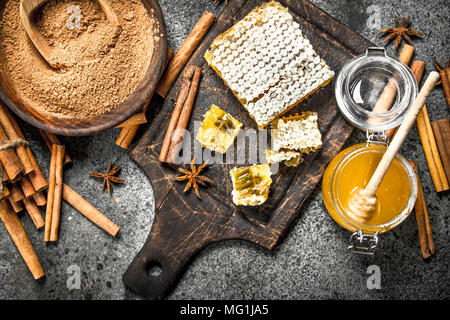 Frische Honig mit Zimt Sticks. Auf rustikalen Hintergrund. Stockfoto