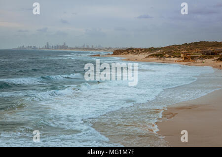 Surfer Surfen auf den Wellen am Strand Palmahim in Israel bei Sonnenuntergang. Stockfoto